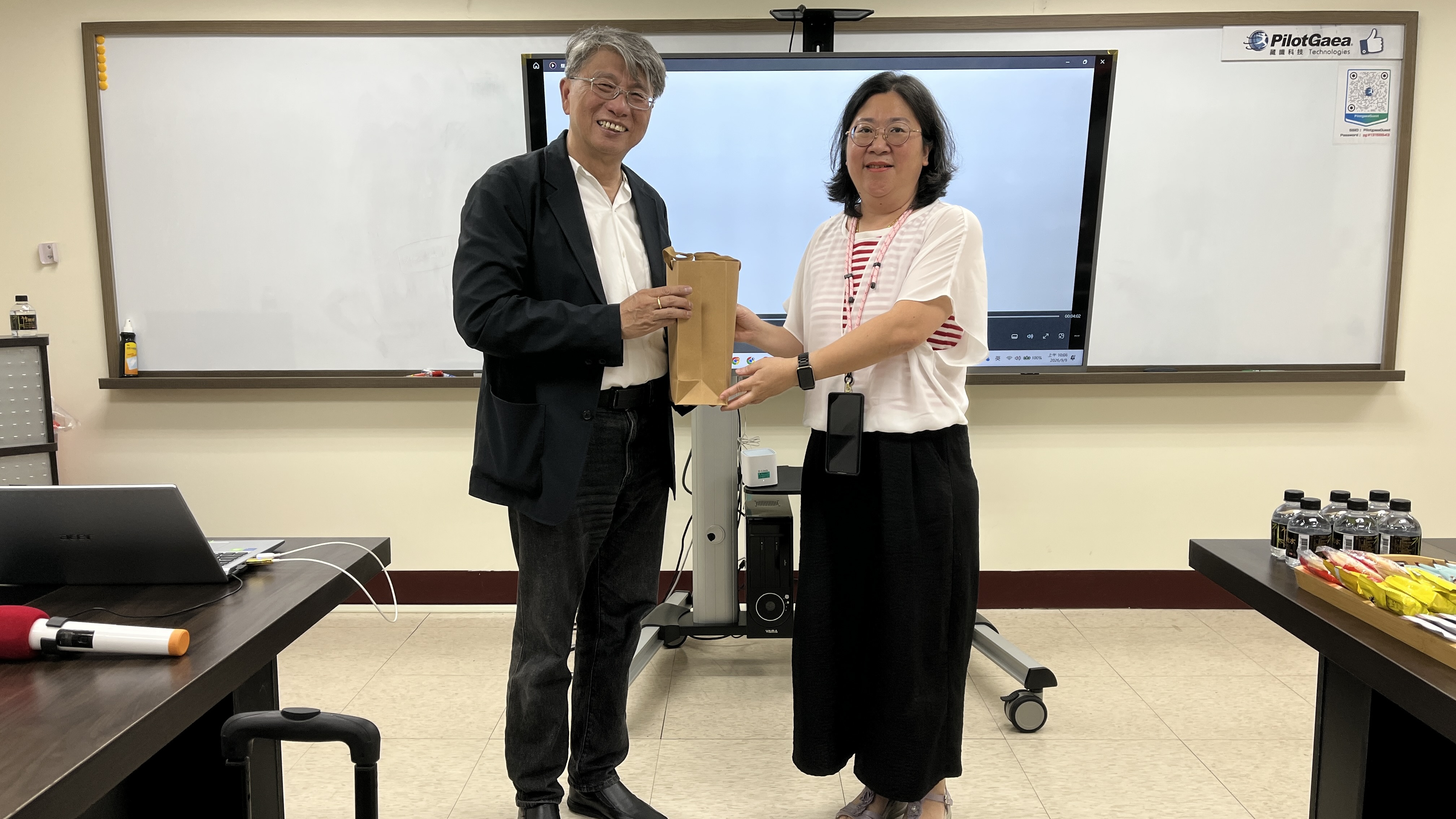 勞動部高屏澎東分署攜手高雄市工業會參訪藏識科技 探索無人機與GIS跨域應用